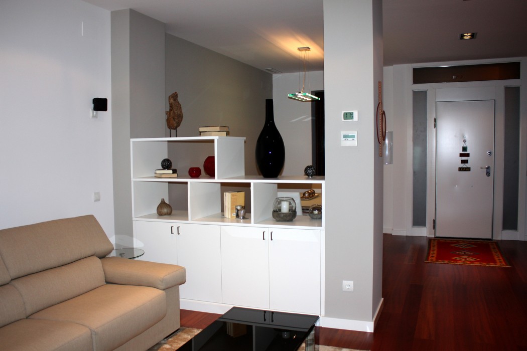 Mueble divisorio entre salón y comedor